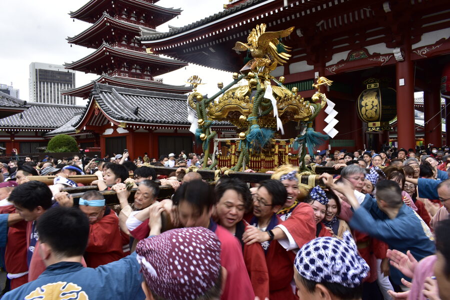 Sanja Matsuri pole bearers steadying a mikoshi in 2023