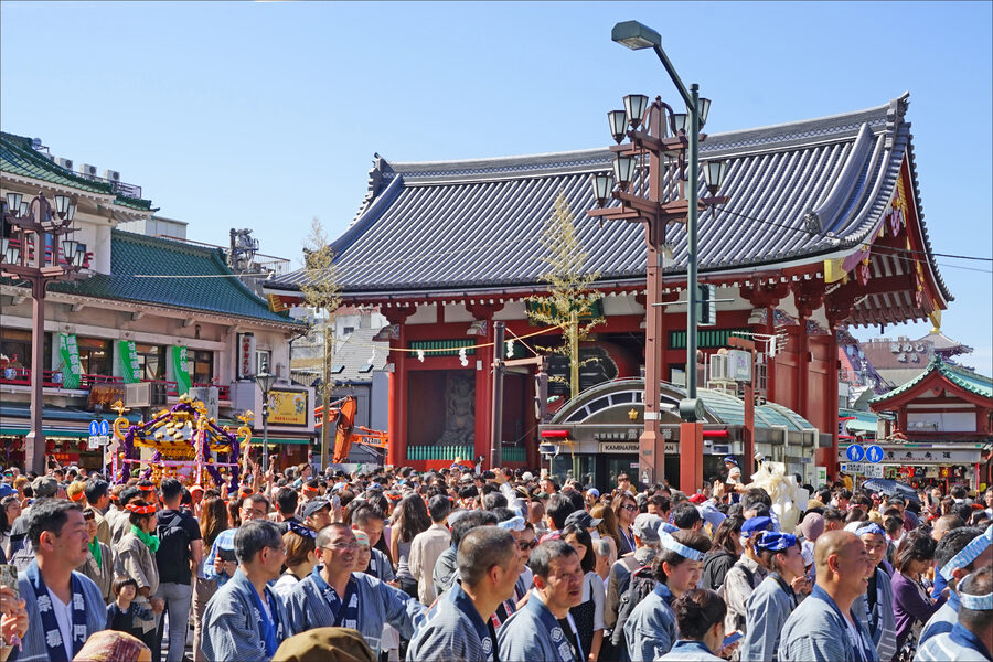 Mikoshi passing in front of Kaminarimon during Sanja Matsuri