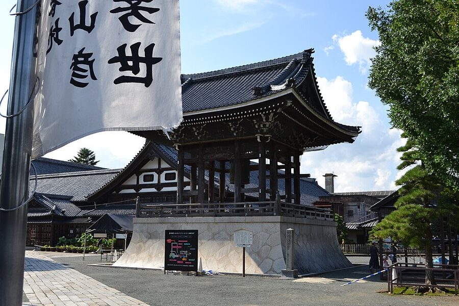 Sanmon gateway area at Myogon-ji with precinct walls visible behind