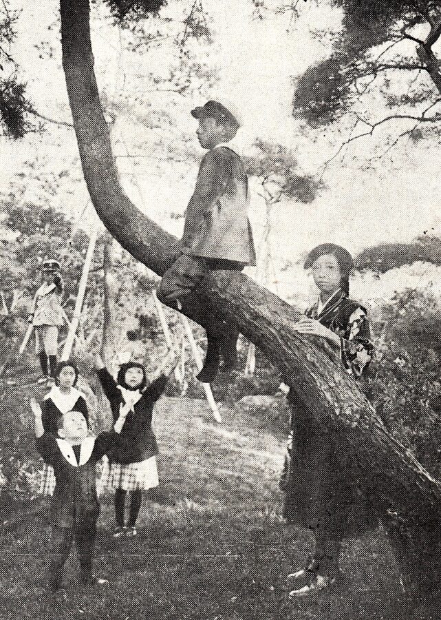 Japanese upper-class children photographed in 1920 wearing formal kimono and hakama for the Shichi-Go-San coming-of-age observance