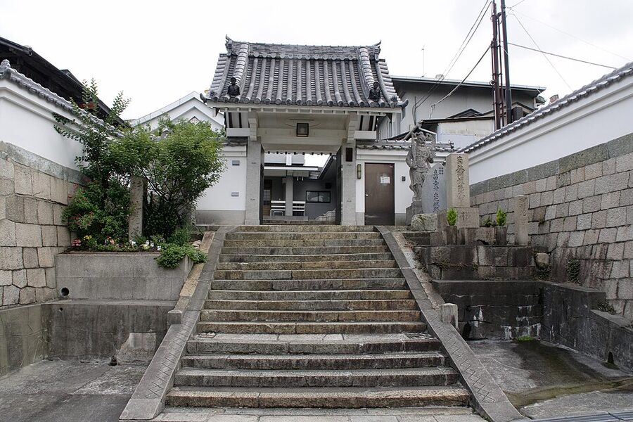 Main gate of Shinganji temple in Osaka founded 1622 on the site of the Sanada Maru fortification