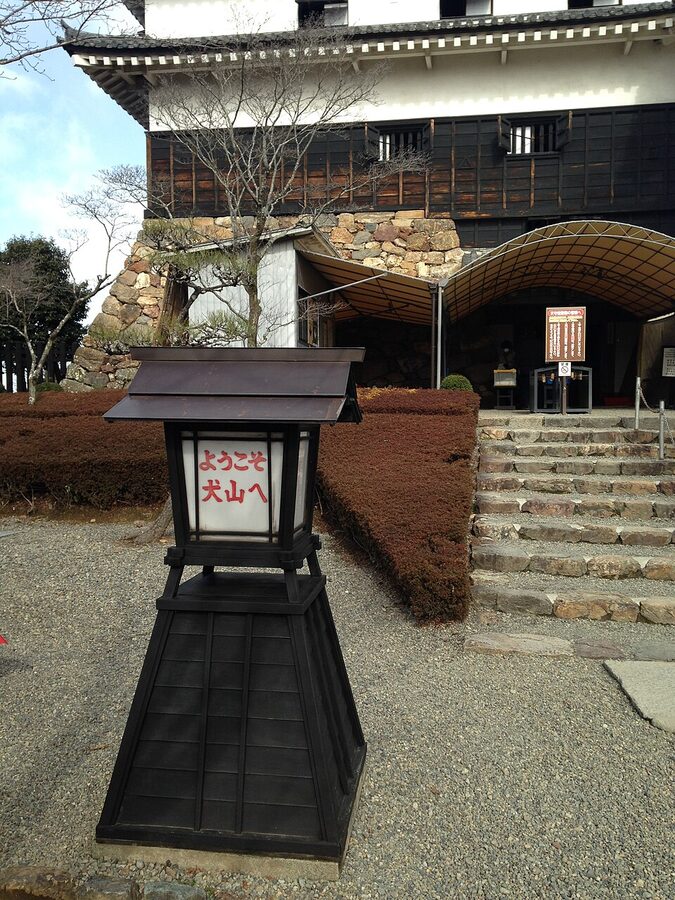 Stone lantern at the foot of Inuyama Castle tenshu on the Haritsuna Shrine approach