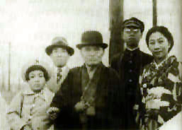 Takeda Sokaku photographed with family members in 1922 by Asahi Shinbun