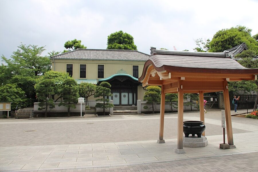 Courtyard of Sengaku-ji temple in Minato Tokyo where the 46 Ako ronin are buried after their seppuku in 1703