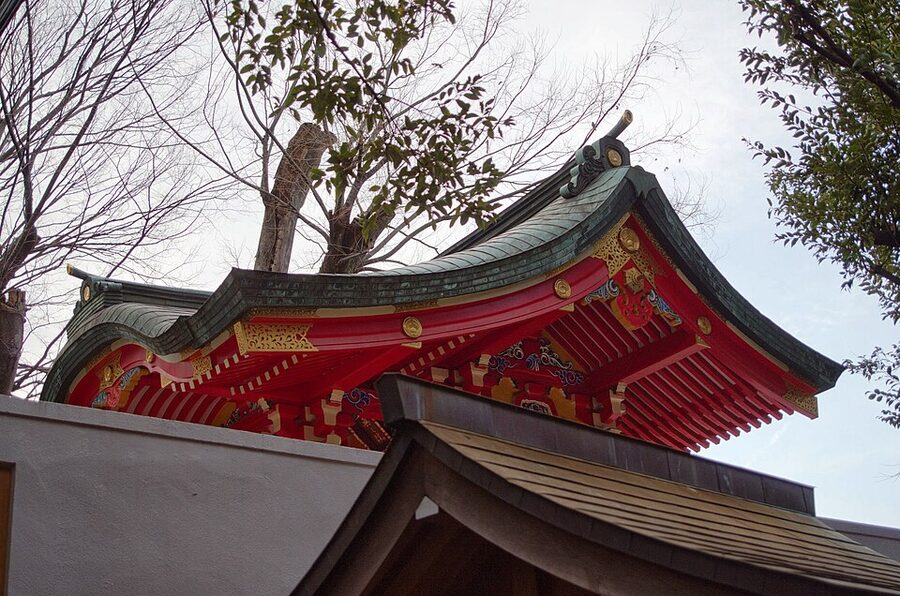 Main approach to Toyokawa Inari Tokyo Branch temple in Akasaka with red lanterns and wooden gate