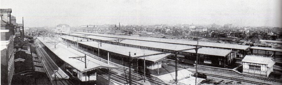 Black-and-white photograph of the platforms at the newly opened Tokyo Station in 1914