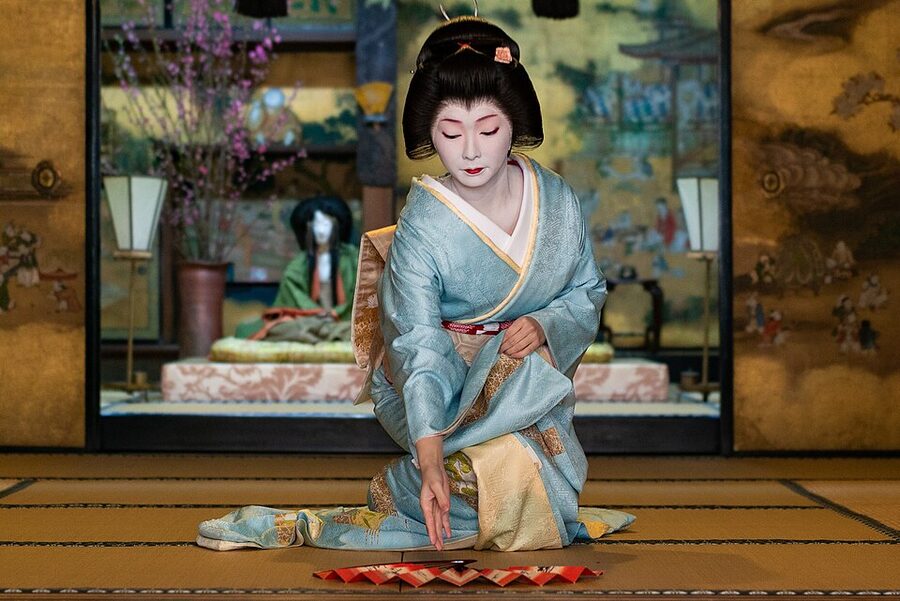 Toshimana performing nihon-buyo dance