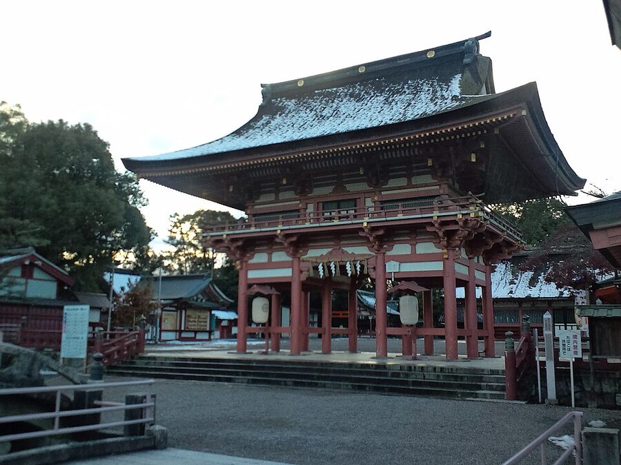 Rōmon gatehouse of Tsushima-jinja shrine in Tsushima city, Aichi — the historic shrine that hosts the annual Owari Tsushima Tenno Matsuri