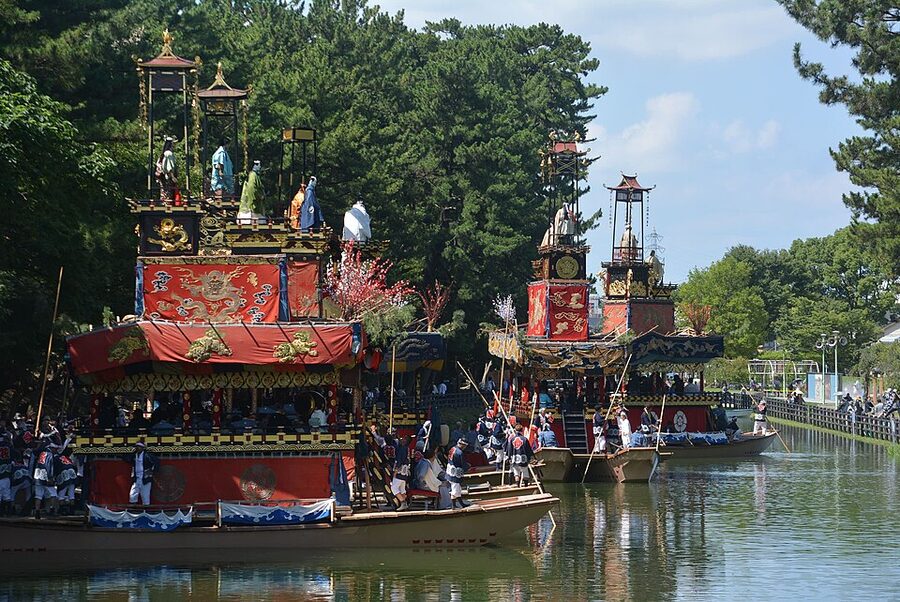 Danjiri-bune sharakubune morning boat with Noh-costumed dolls and musicians crossing Maruike pond during the Asamatsuri of Owari Tsushima Tennō Matsuri
