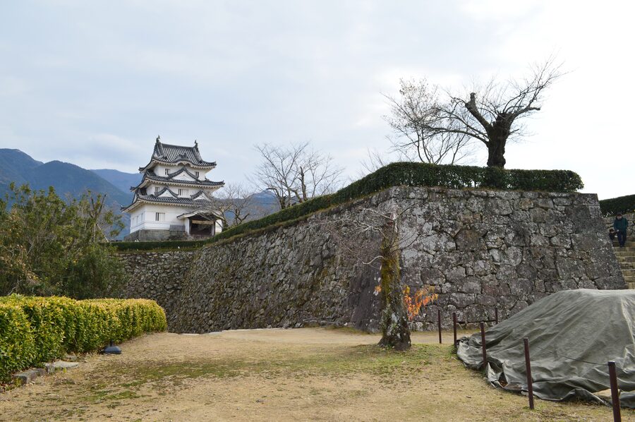 Close view of Uwajima Castle honmaru ishigaki stone fortifications in uchikomi-hagi style