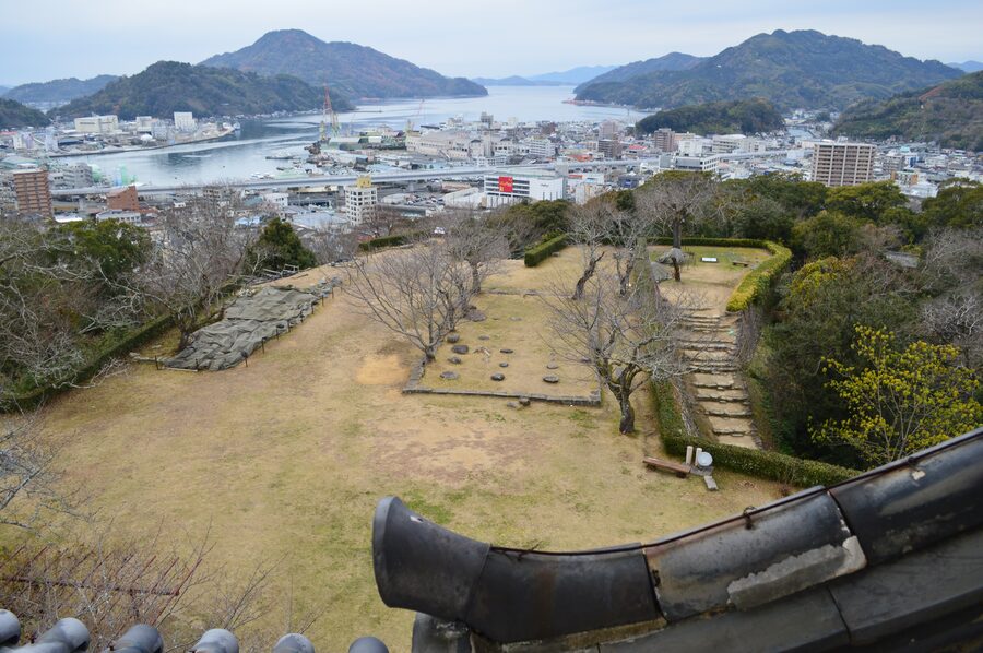 White plaster facade of the Uwajima Castle tenshu with its three ornamental gables