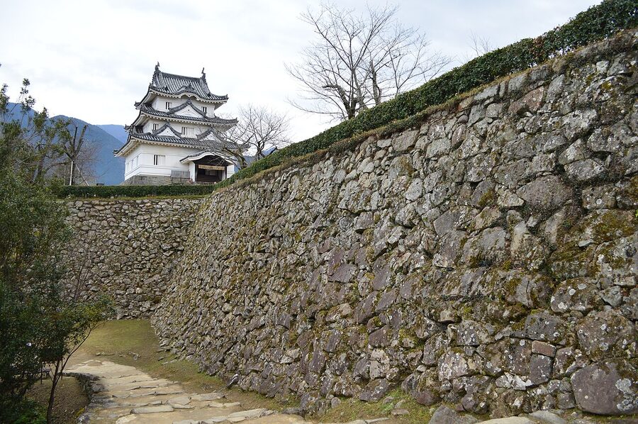 Uwajima Castle honmaru ishigaki stonework showing Takatora's signature varied course technique
