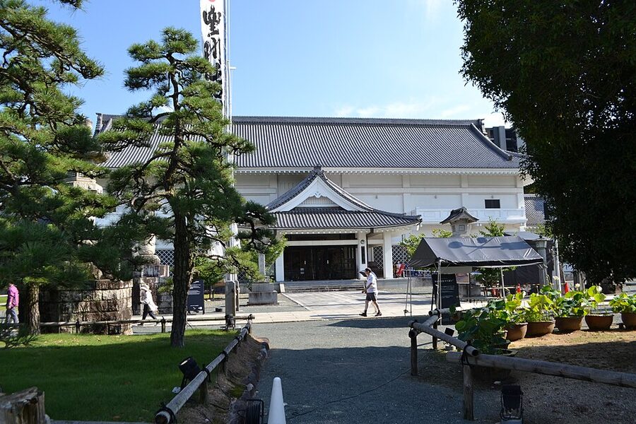 Yamamon main gate at Myogon-ji with tiled roof, built in 1536 by Imagawa Yoshimoto